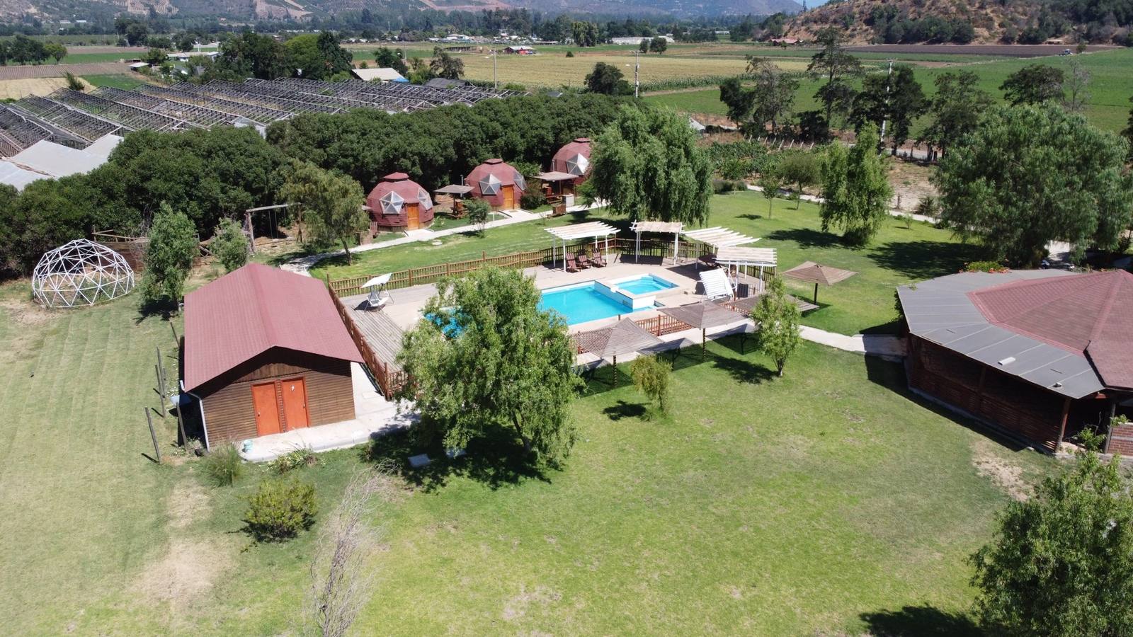 Vista aérea de Domos Ocoa, piscina y terrenos agrícolas