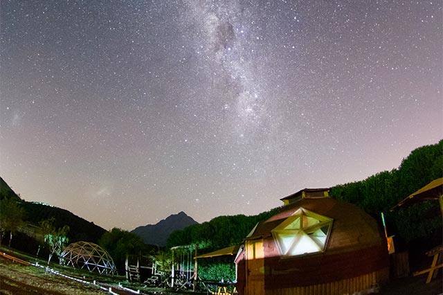 Vía Láctea sobre los domos en una noche de verano