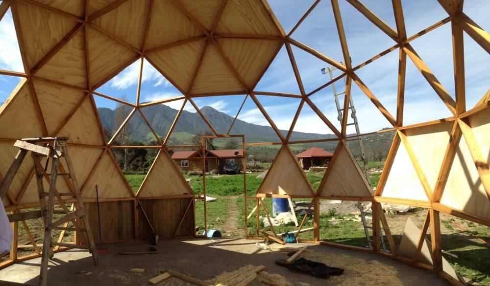 Interior de domo en construcción, estructura de madera