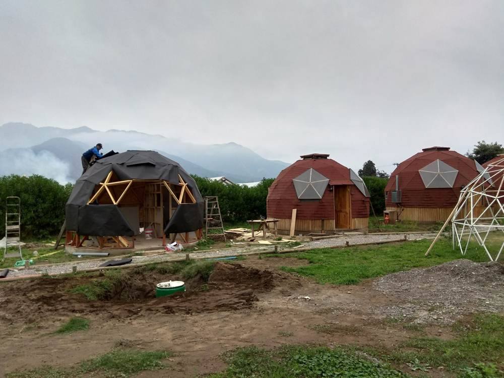 Construcción de los domos junto al cerro La Campana