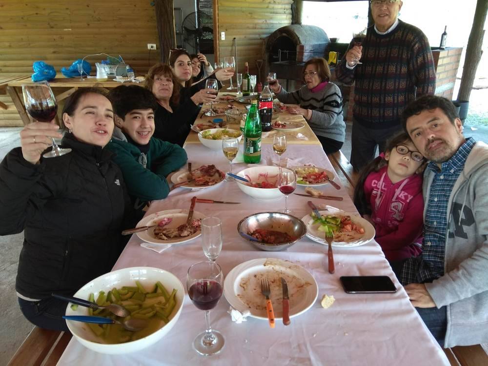 Familia compartiendo un asado en el quincho