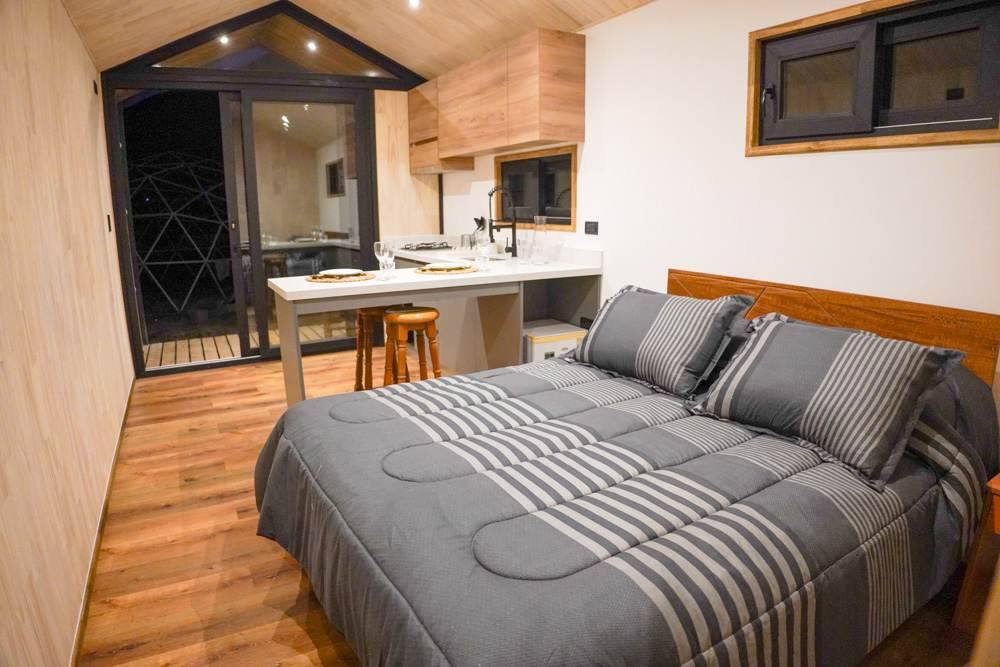 Interior de cabaña con terminaciones de madera