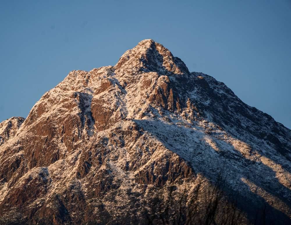 Cumbre nevada de La Campana en invierno