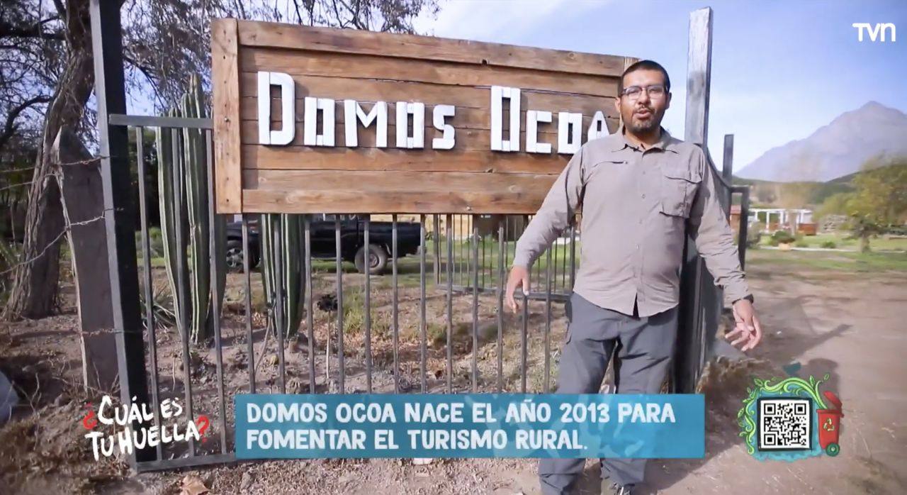 Álvaro Alegría en la entrada de Domos Ocoa, reportaje de TVN Chile